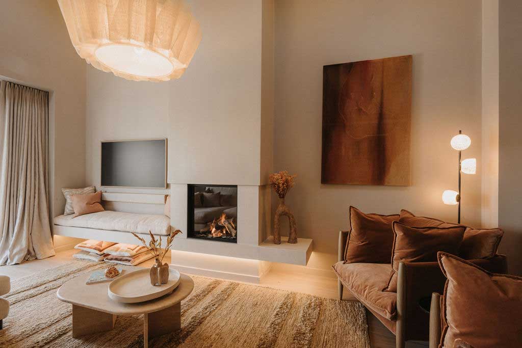  Fowey Townhouse living room featuring a cosy fireplace and elegant furniture